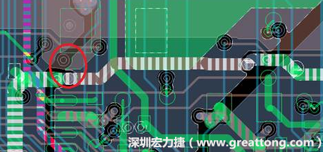慢慢確認CAF發(fā)生的位置后，可以配合Gerber查看PCB的結構是否有通孔太近或是線路太近的問題。