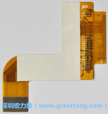 FPCB并非可無(wú)限制撓曲，為避免過(guò)度撓曲拉扯造成銅箔斷裂，一般在較長(zhǎng)條型板材會(huì)貼附補(bǔ)強(qiáng)貼片。